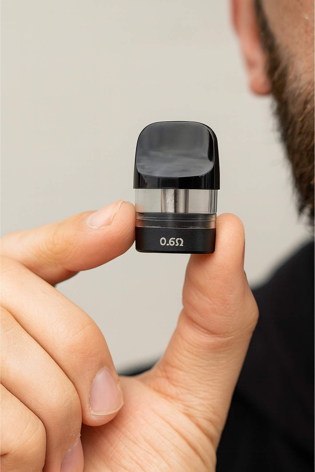 Вейпер держит в руке оригинальные аксессуары для Geekvape