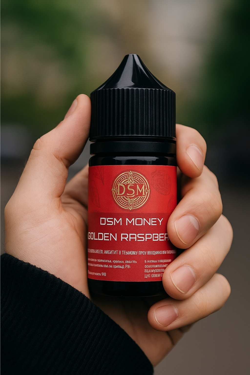 Флакон DSM MONEY в руке вейпера крупным планом на холодном фоне