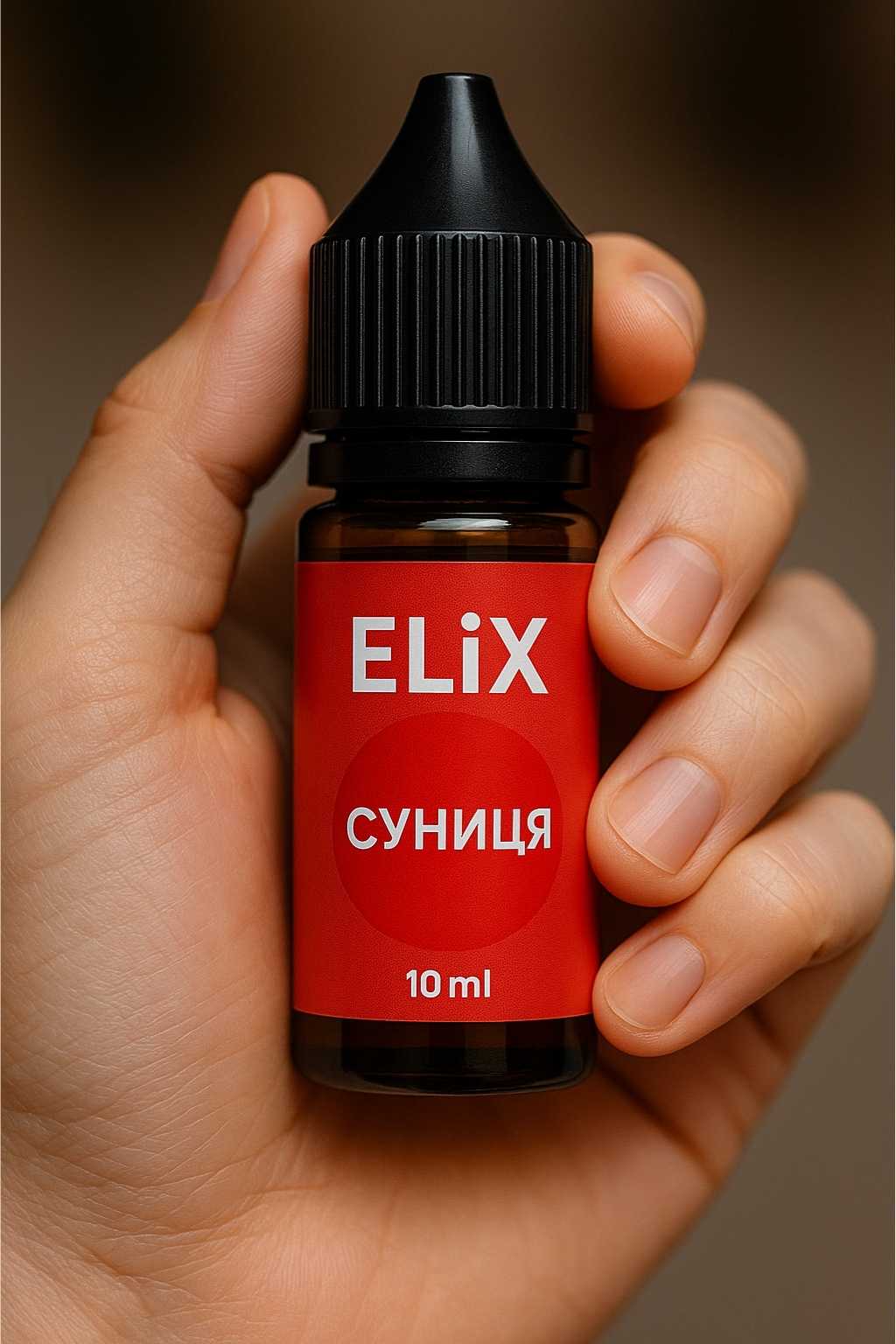 Флакон Elix у руці вейпера, крупний план