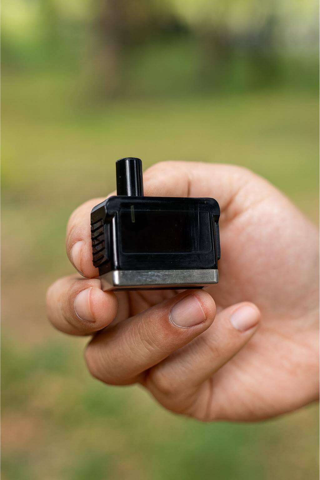 Вейпер держит картридж Smoant