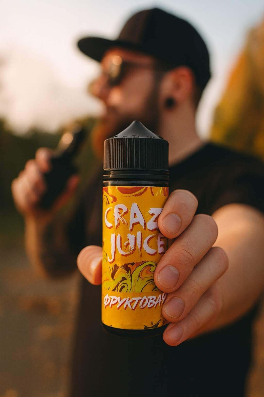 Флакон UA-E-Juice Organic в руке вейпера на городском фоне