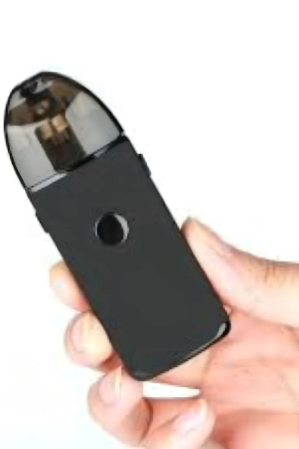 Картридж VapeFly в руці вейпера на фоні міста